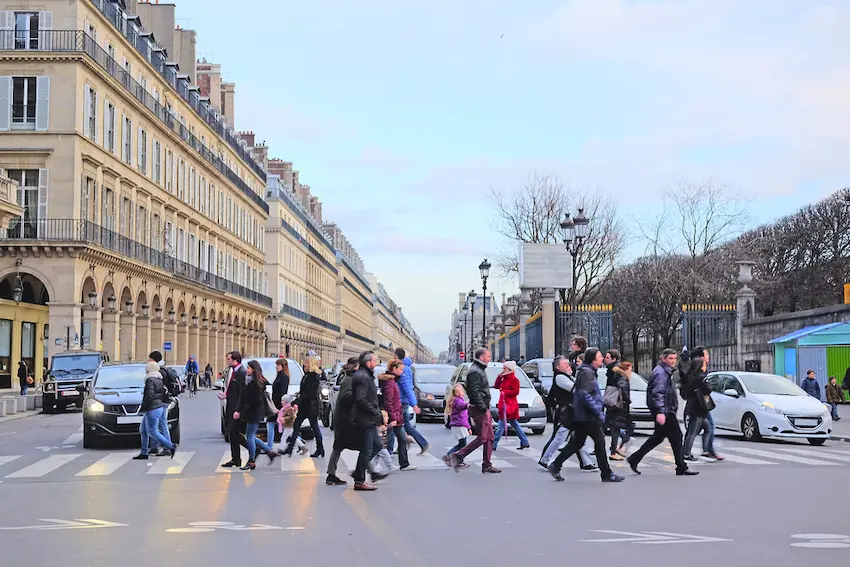 Piétons qui traversent la rue de Rivoli © Vereshchagin Dmitry