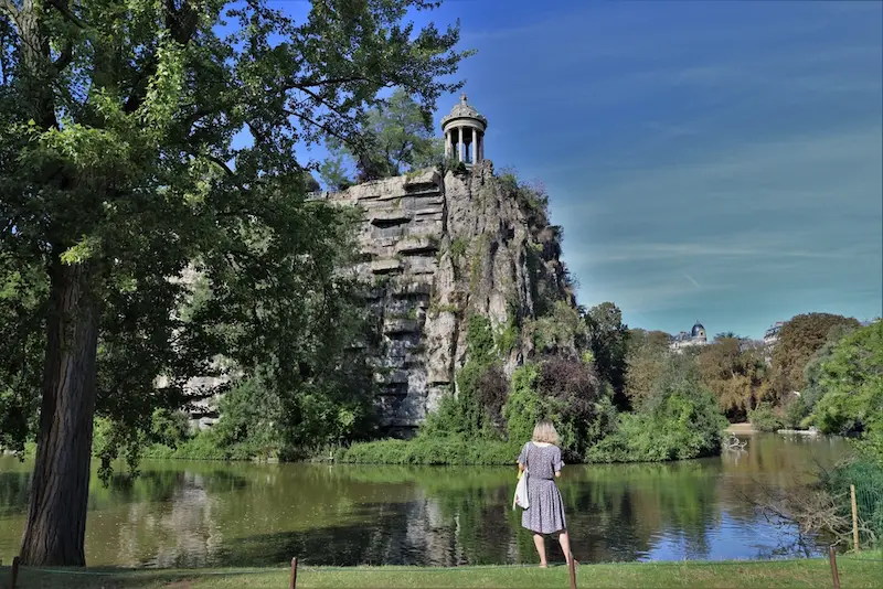Explorez les trésors cachés des Buttes-Chaumont à Paris