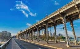 la-passerelle-bir-hakeim-face-a-une-menace-deffondrement