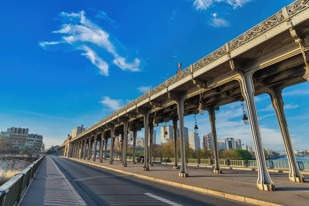 la-passerelle-bir-hakeim-face-a-une-menace-deffondrement